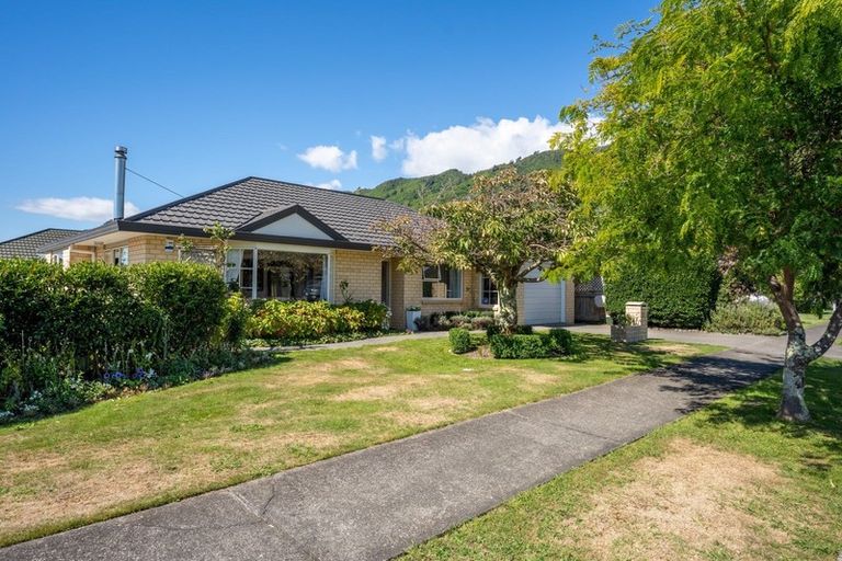 Photo of property in 5a Hemi Street, Waikanae, 5036