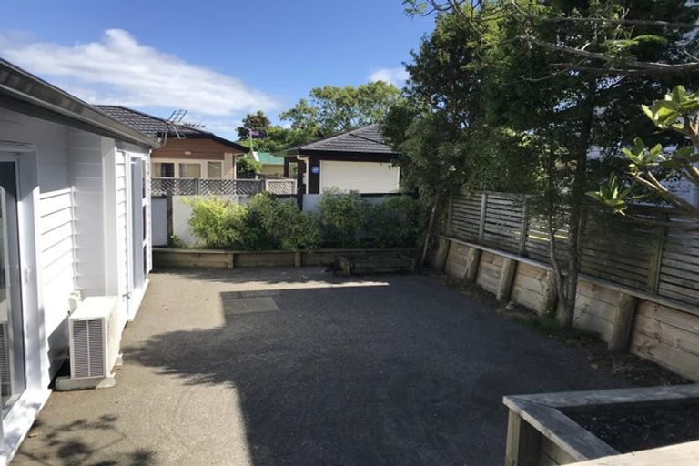 Photo of property in 11a Pinkerton Grove, Newlands, Wellington, 6037