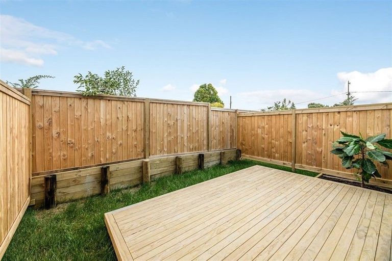 Photo of property in 4/19 Kingdale Road, Henderson, Auckland, 0610