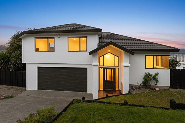 Photo of property in 13 Chastudon Place, Tawa, Wellington, 5028