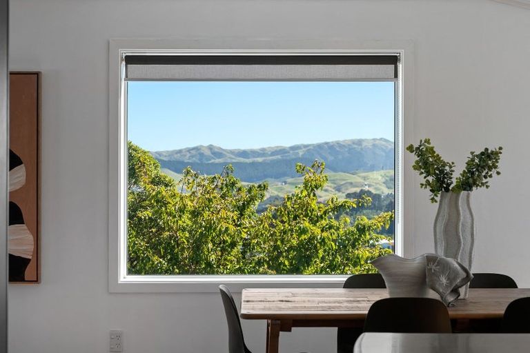 Photo of property in 32 Brooker Grove, Newlands, Wellington, 6037