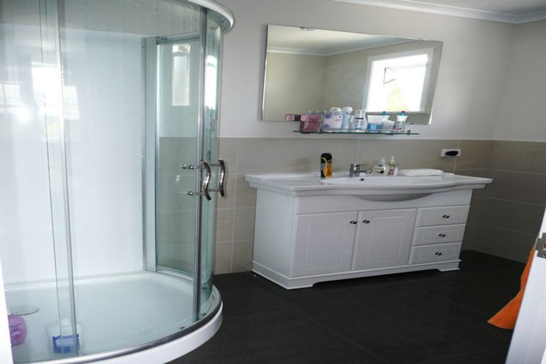 Photo of property in 40 Kingdale Road, Henderson, Auckland, 0610