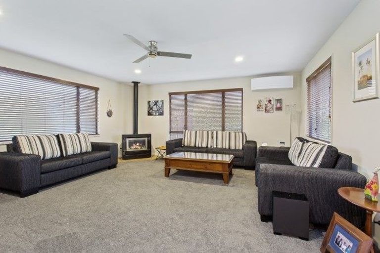 Photo of property in 27 Hawkins Place, Rangiora, 7400