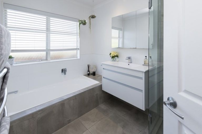 Photo of property in 148 John Brooke Crescent, East Tamaki Heights, Auckland, 2016