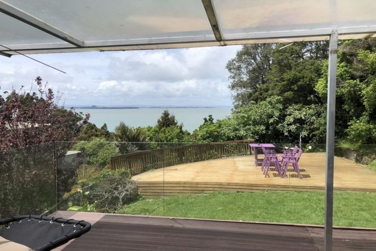 Photo of property in 194 Cliff Drive, Green Bay, Auckland, 0604