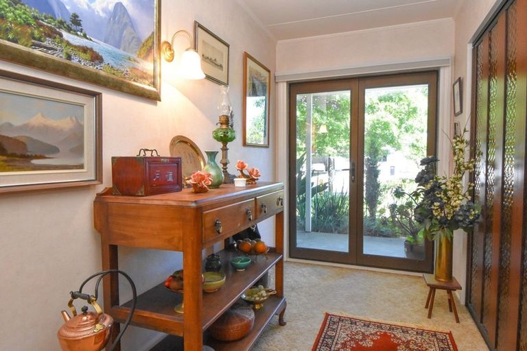 Photo of property in 6 Chisholm Place, Carterton, 5713