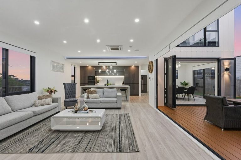 Photo of property in 7d Babich Road, Henderson Valley, Auckland, 0614