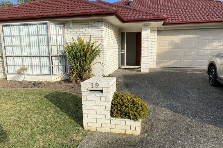 Photo of property in 39 Delmont Close, East Tamaki Heights, Auckland, 2016