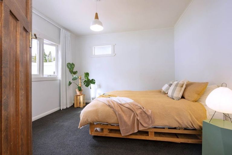 Photo of property in 1/49 Konini Road, Titirangi, Auckland, 0604
