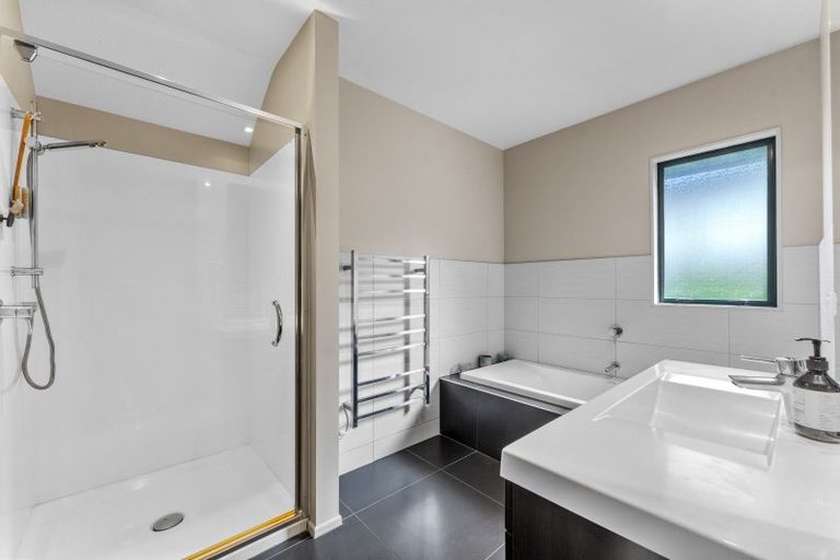 Photo of property in 34 Lagoon Way, West Harbour, Auckland, 0618