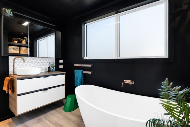 Photo of property in 17 Oberon Street, Stratford, 4332