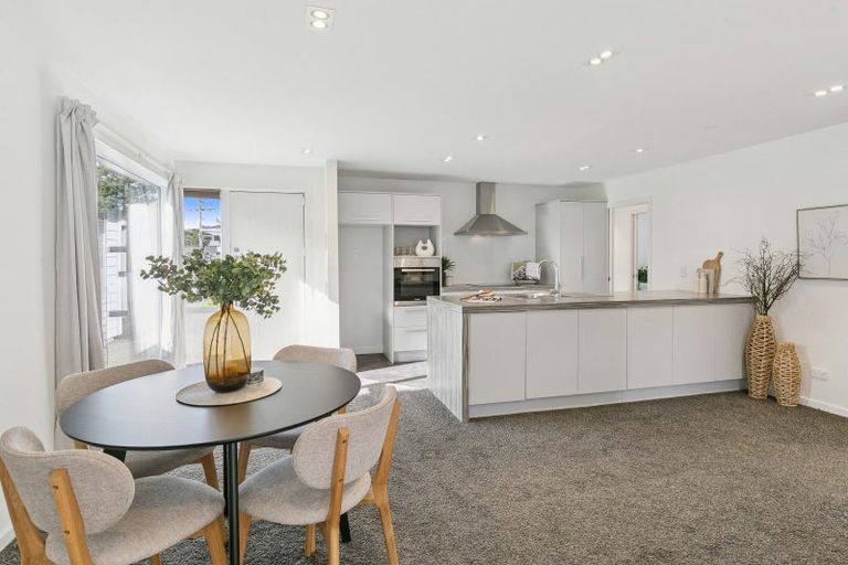 Photo of property in 11a Pinkerton Grove, Newlands, Wellington, 6037