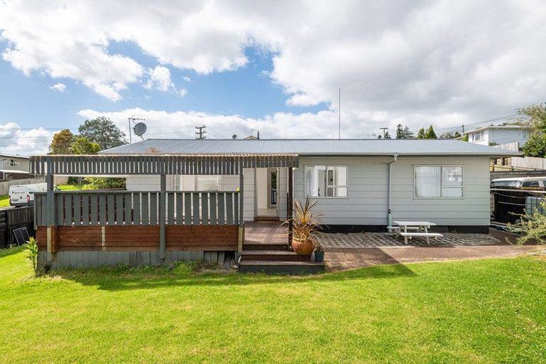 Photo of property in 2/8 Helena Street, Massey, Auckland, 0614