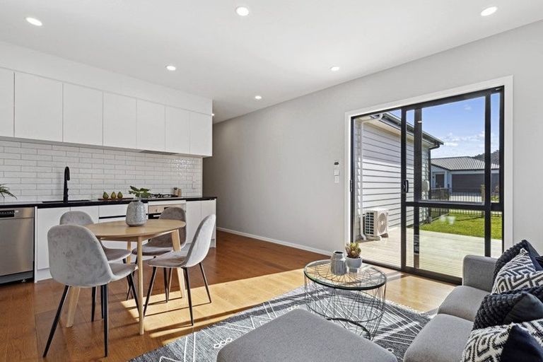 Photo of property in 11 Lewis Younie Road, Kumeu, 0810