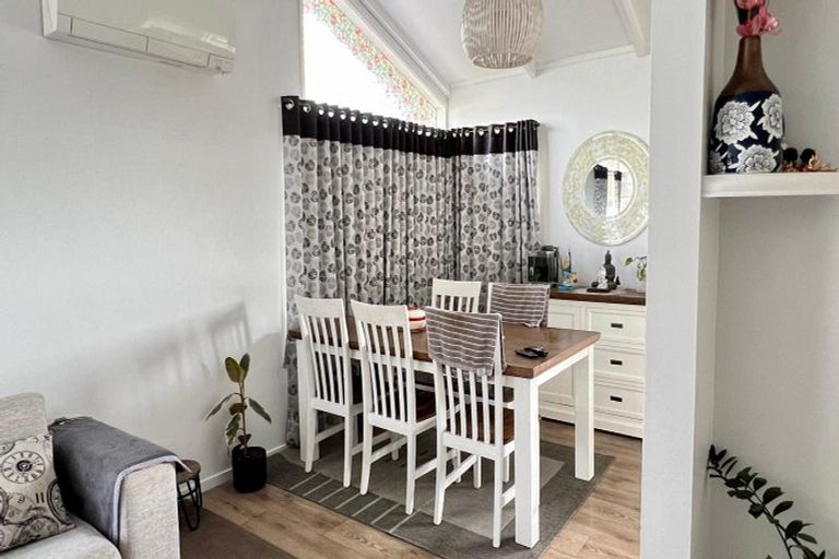 Photo of property in 32 Sunvue Road, Glen Eden, Auckland, 0602