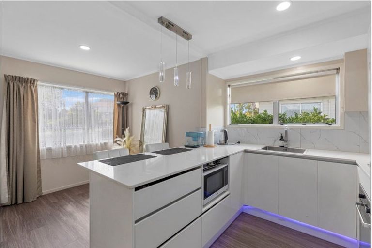 Photo of property in 303 Roscommon Road, Clendon Park, Auckland, 2103