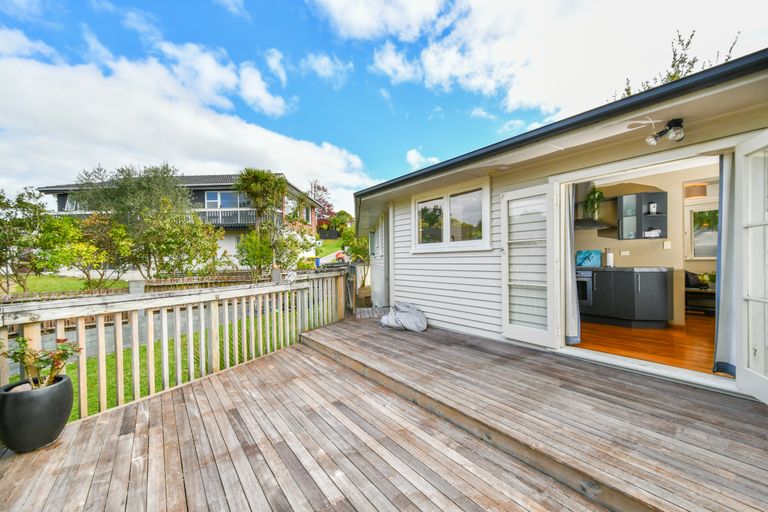 Photo of property in 20 Hartley Terrace, Massey, Auckland, 0614