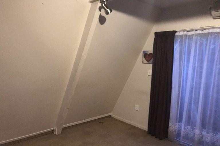 Photo of property in 2/2 Dowse Drive, Maungaraki, Lower Hutt, 5010