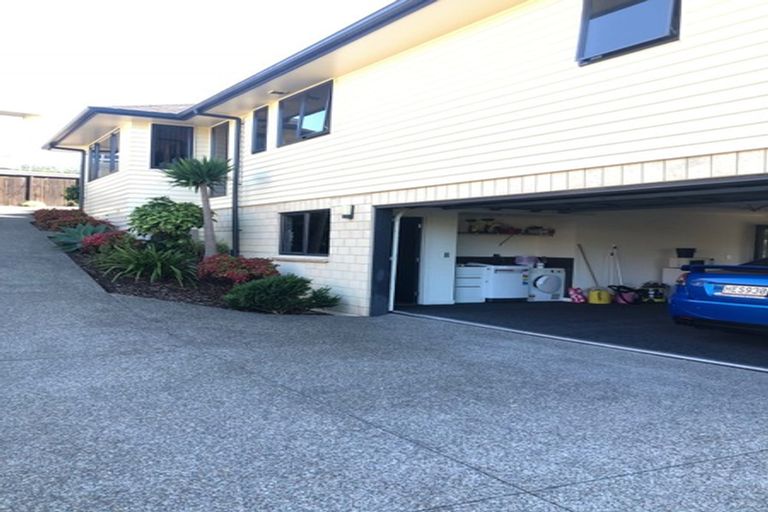 Photo of property in 111 Roberta Crescent, Orewa, 0931