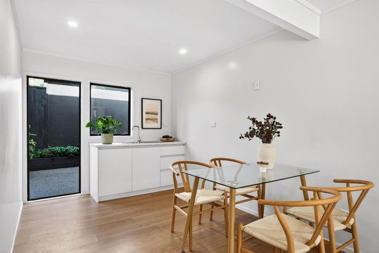 Photo of property in 2/10 Sylvan Park Avenue, Milford, Auckland, 0620