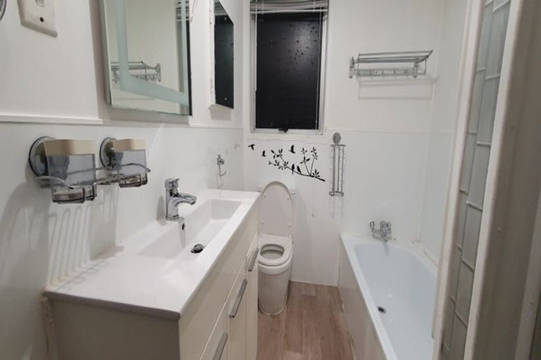 Photo of property in 34 Chislehurst Street, Henderson, Auckland, 0612