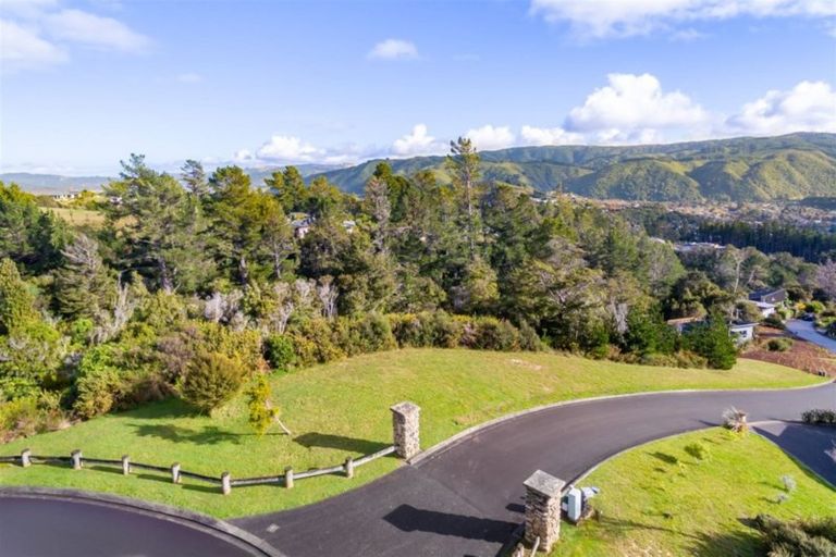 Photo of property in 28 Mount Marua Way, Timberlea, Upper Hutt, 5018
