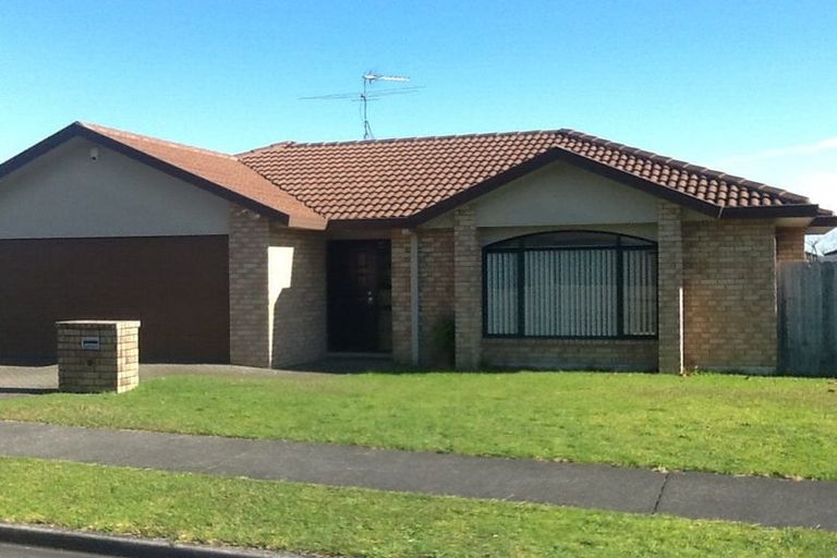 Photo of property in 17 Newinn Crescent, East Tamaki Heights, Auckland, 2016