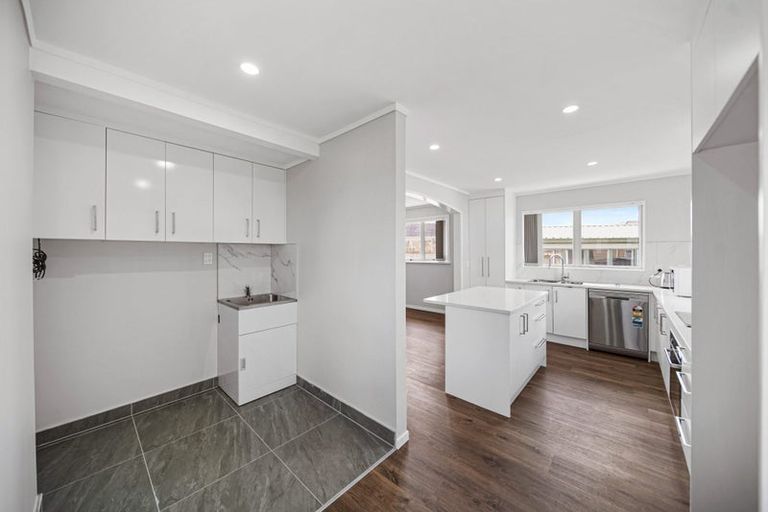 Photo of property in 22 Molesworth Place, Mangere, Auckland, 2022