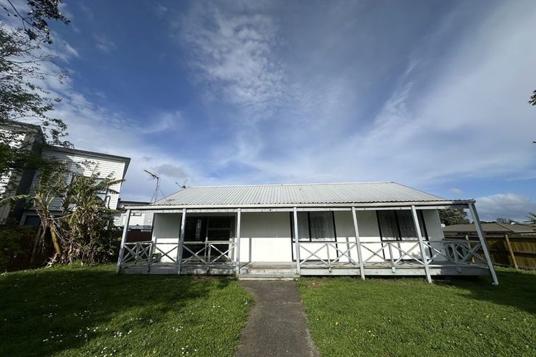 Photo of property in 2/15 Barneys Farm Road, Clendon Park, Auckland, 2103