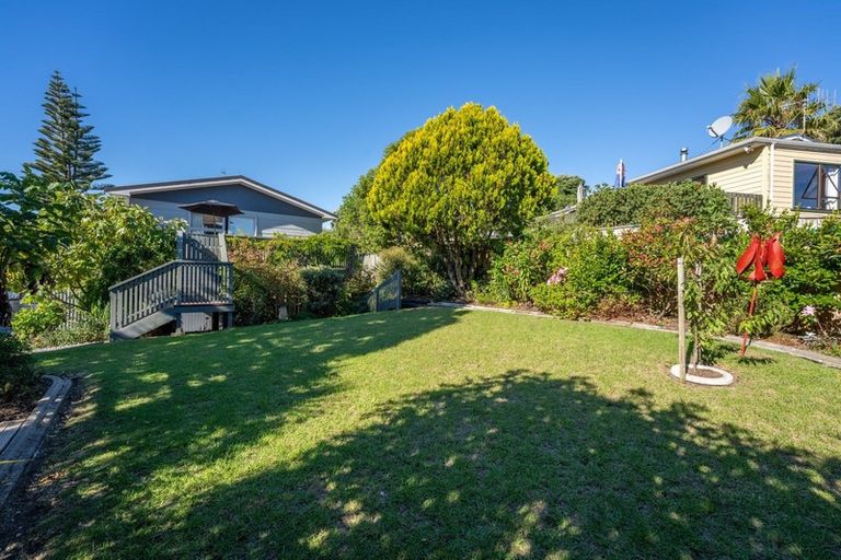 Photo of property in 15 Napier Grove, Waikanae Beach, Waikanae, 5036