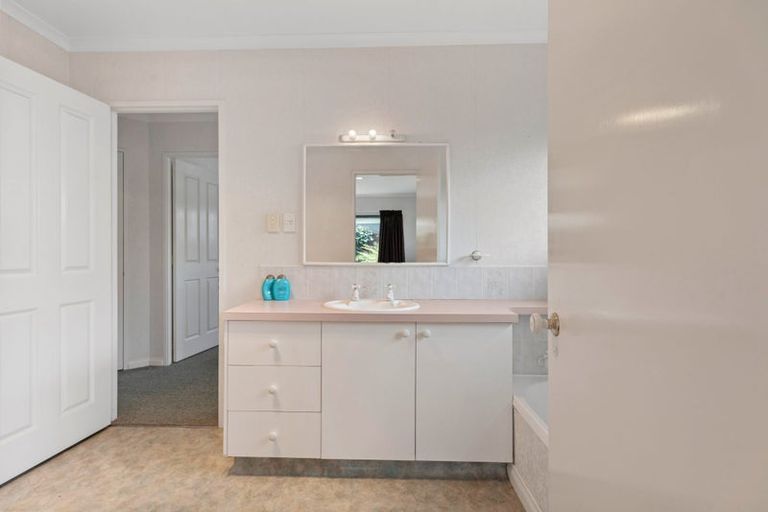 Photo of property in 10 Sandhurst Drive, Papamoa Beach, Papamoa, 3118