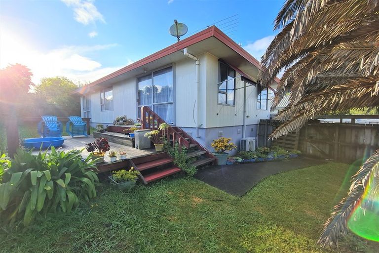 Photo of property in 2/21 Devonshire Road, Unsworth Heights, Auckland, 0632