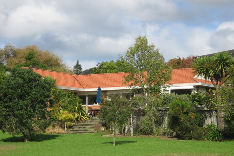 Photo of property in 10a Woodfern Crescent, Titirangi, Auckland, 0604
