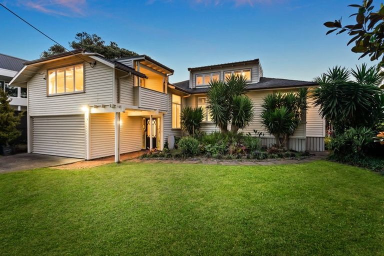 Photo of property in 8 Tiri Road, Milford, Auckland, 0620