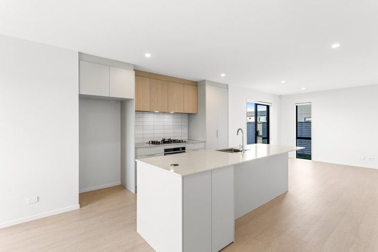 Photo of property in 32 Viridian Avenue, Rosehill, Papakura, 2113