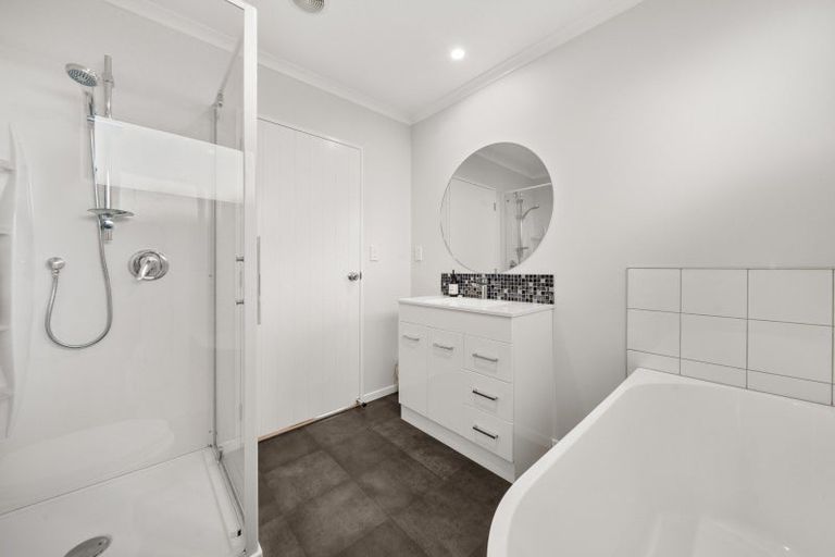 Photo of property in 32 Burgundy Drive, Martinborough, 5711