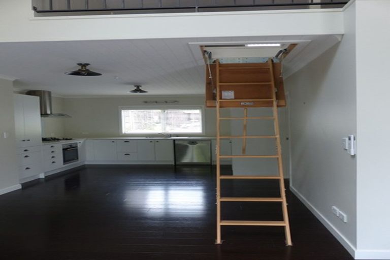 Photo of property in 19 Kakariki Grove, Waikanae, 5036