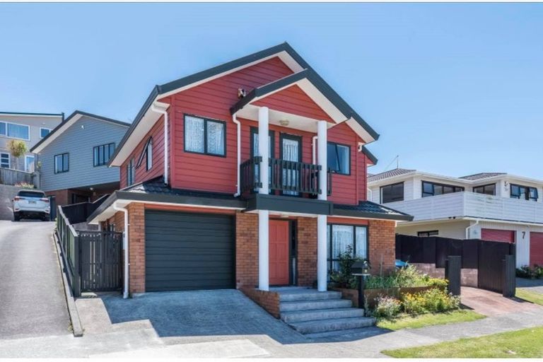 Photo of property in 5a Waiwera Crescent, Maupuia, Wellington, 6022