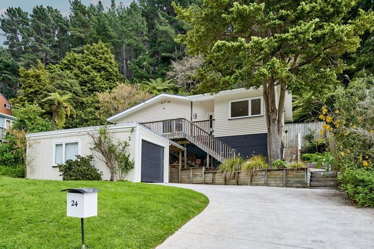 Photo of property in 24 Elmslie Road, Pinehaven, Upper Hutt, 5019