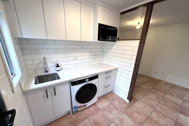 Photo of property in 9 Prestige Place, Castor Bay, Auckland, 0620