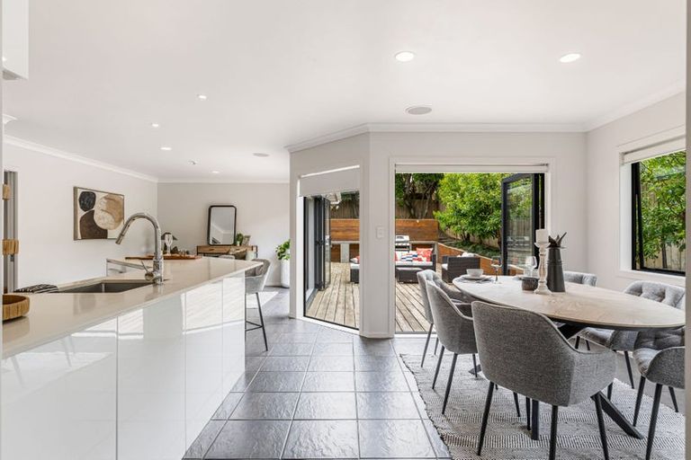 Photo of property in 7 Landmark Drive, Te Atatu Peninsula, Auckland, 0610