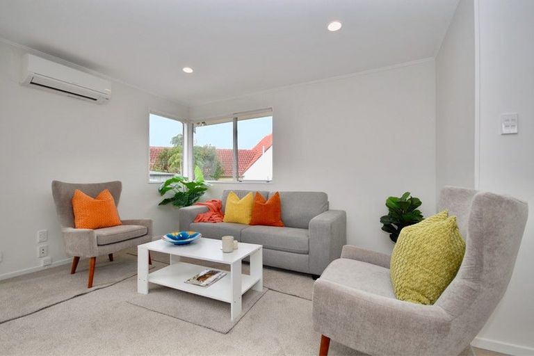 Photo of property in 1/17 Athena Drive, Totara Vale, Auckland, 0629