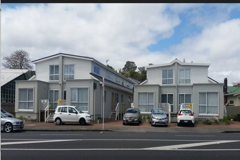 Photo of property in 2/34 Evelyn Place, Hillcrest, Auckland, 0627