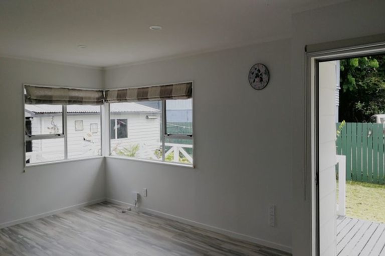 Photo of property in 41 Yeovil Road, Te Atatu Peninsula, Auckland, 0610