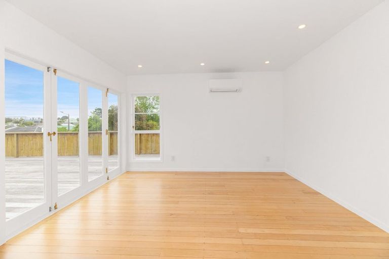 Photo of property in 5 Glenford Lane, Te Atatu Peninsula, Auckland, 0610