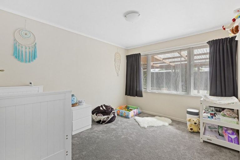 Photo of property in 102 Taikata Road, Te Atatu Peninsula, Auckland, 0610