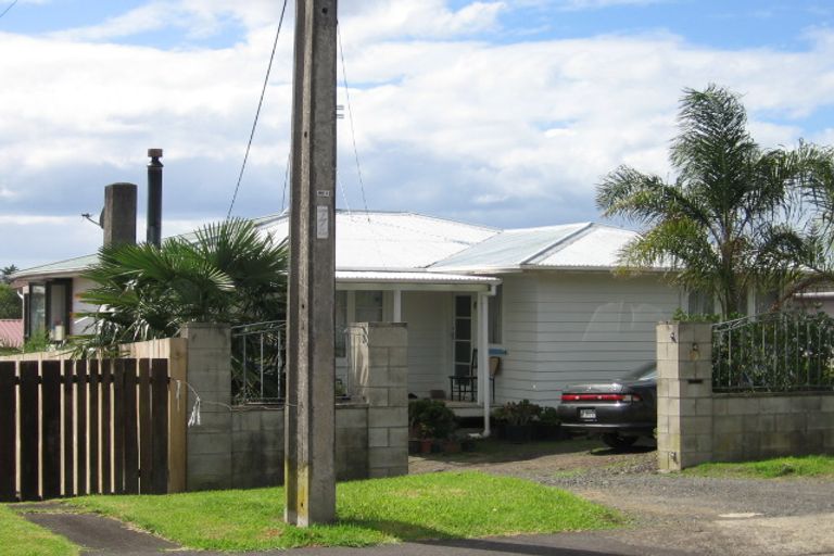 Photo of property in 4 Neil Avenue, Te Atatu Peninsula, Auckland, 0610