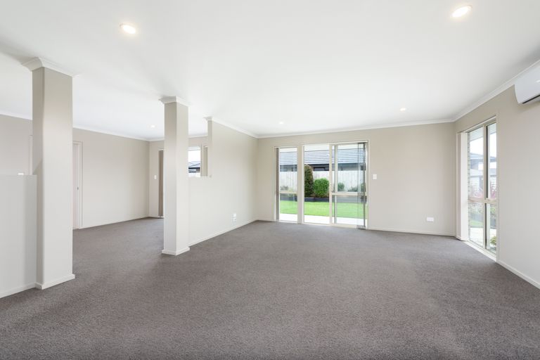 Photo of property in 28 Rainey Crescent, Papamoa Beach, Papamoa, 3118