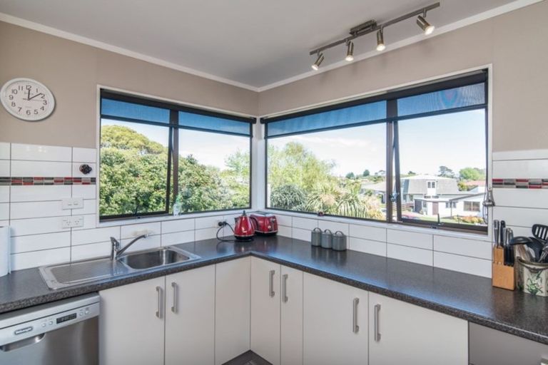 Photo of property in 16 Nugget Grove, Raumati Beach, Paraparaumu, 5032