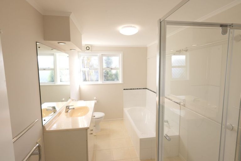 Photo of property in 498 East Coast Road, Windsor Park, Auckland, 0630